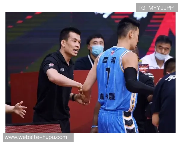 2016年CBA精彩对决上海队迎战北京队激烈角逐引发球迷热情 2016年CBA精彩对决上海队迎战北京队激烈角逐引发球迷热情