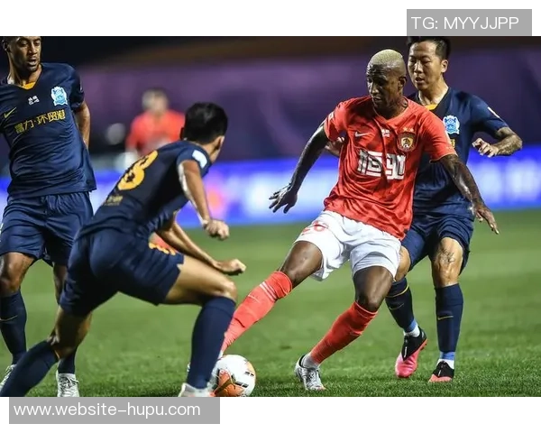 广州恒大淘宝迎战青岛球队全力争胜展现实力与激情 广州恒大淘宝迎战青岛球队全力争胜展现实力与激情